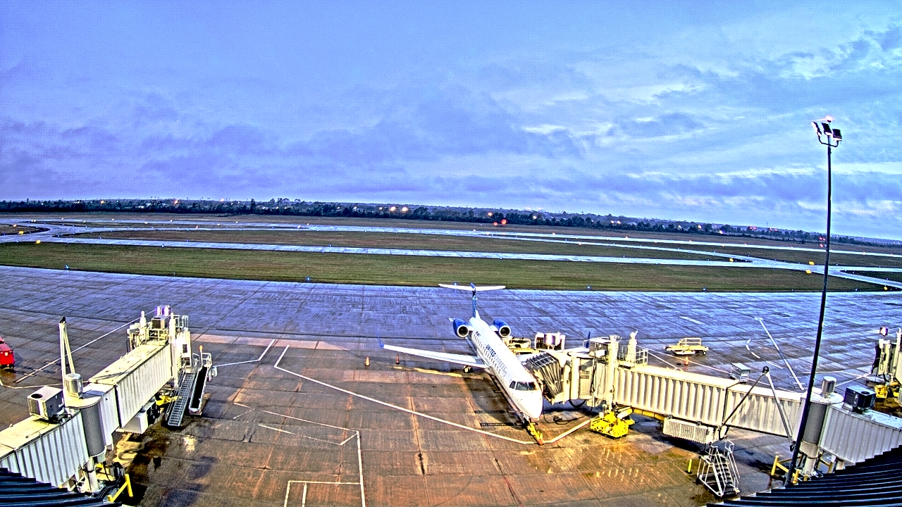 Thumbnail for current weather camera view from Lake Charles Rgnl Arpt terminal bldg in Lake Charles, Louisiana