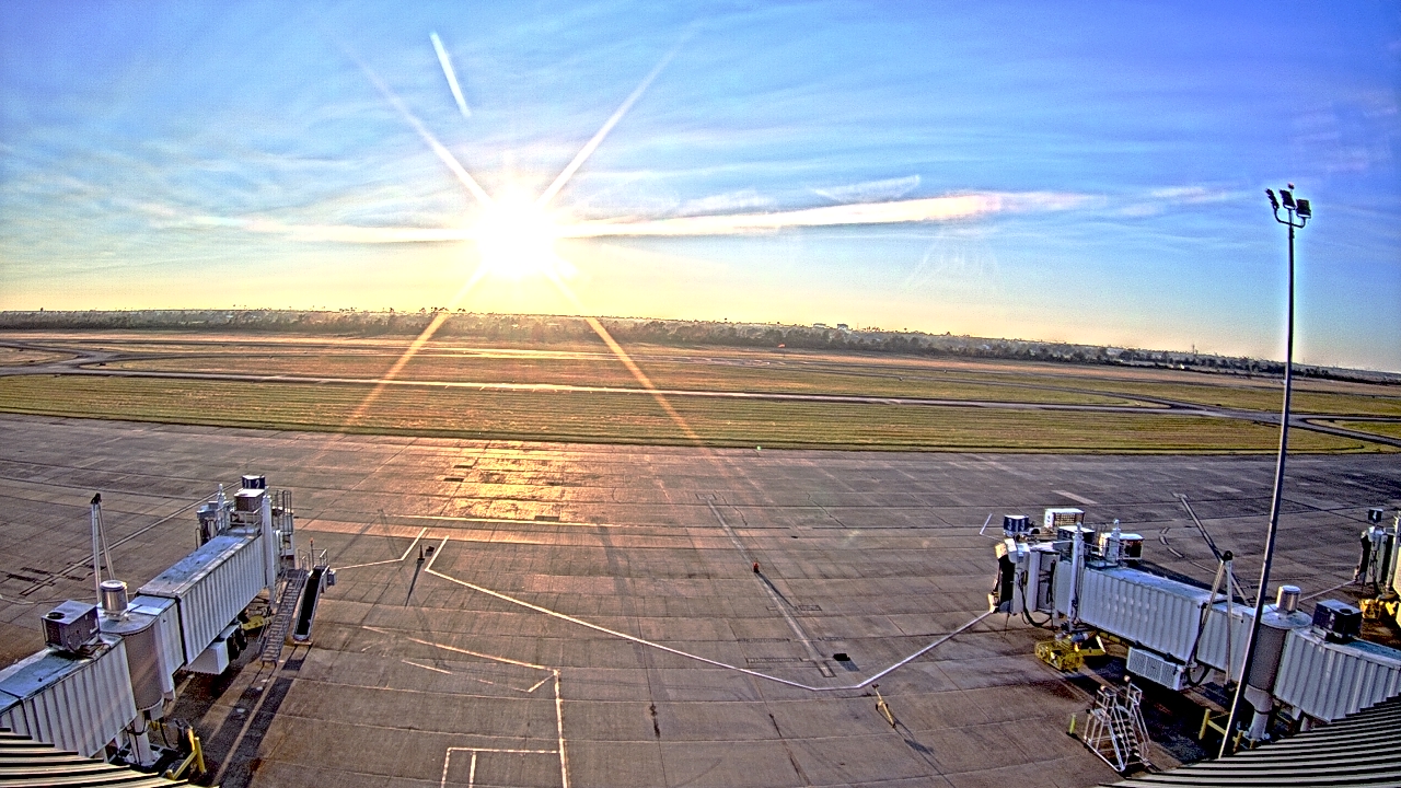 Thumbnail for current weather camera view from Lake Charles Rgnl Arpt terminal bldg in Lake Charles, Louisiana