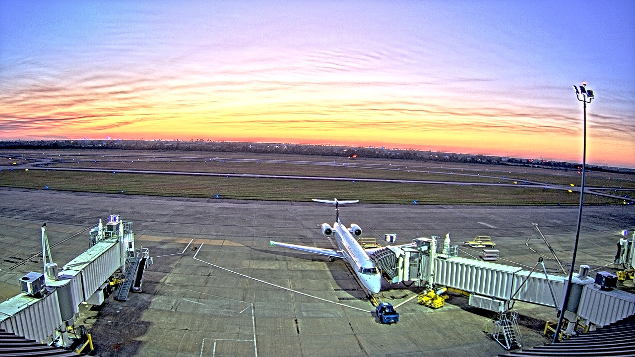 Thumbnail for current weather camera view from Lake Charles Rgnl Arpt terminal bldg in Lake Charles, Louisiana