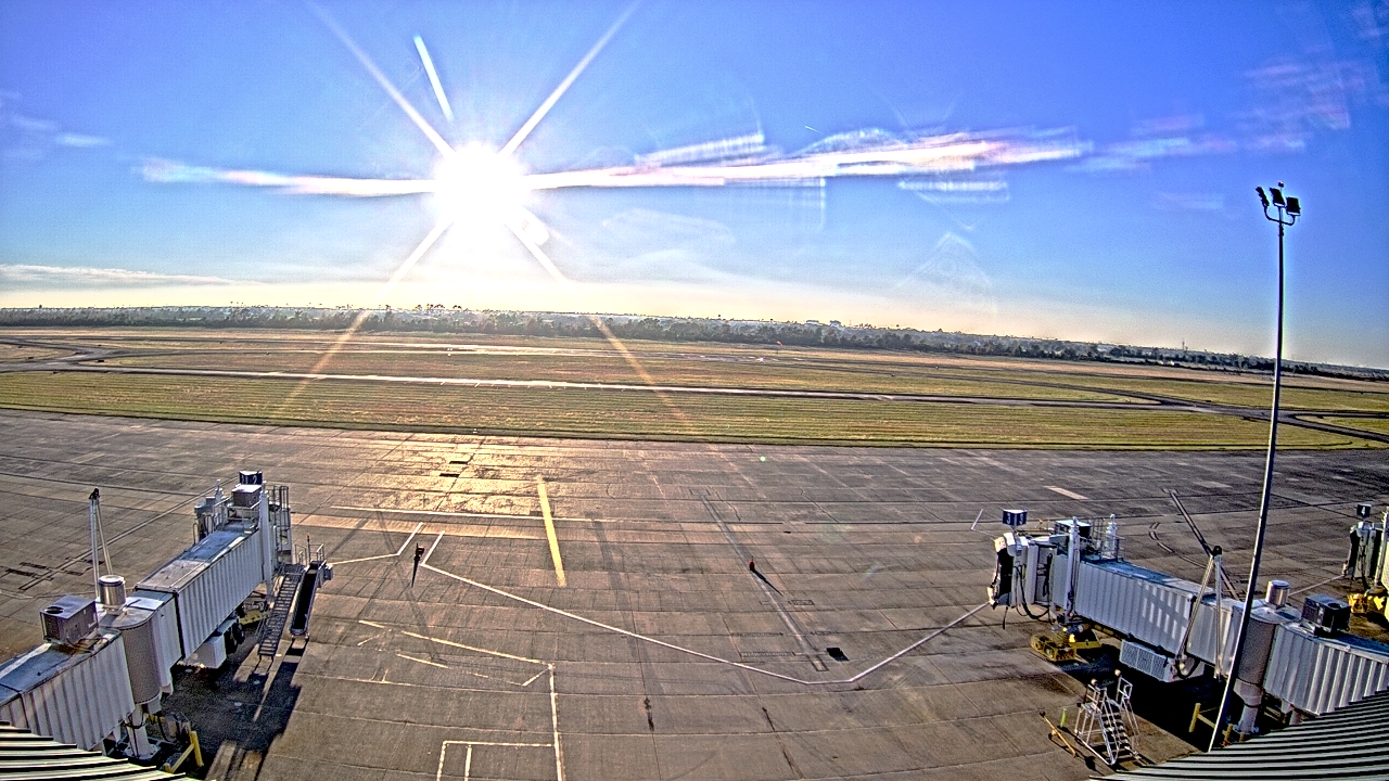 Thumbnail for current weather camera view from Lake Charles Rgnl Arpt terminal bldg in Lake Charles, Louisiana