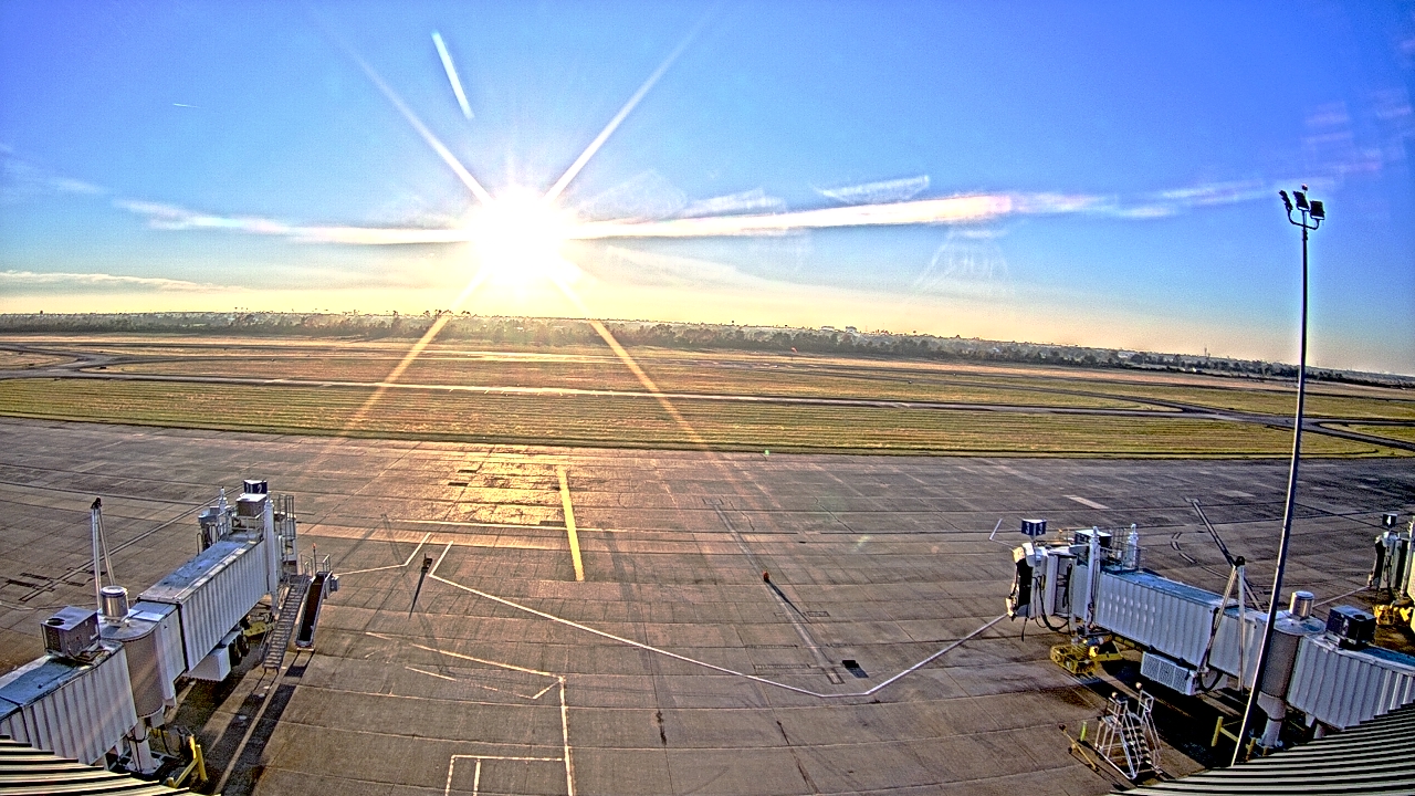 Thumbnail for current weather camera view from Lake Charles Rgnl Arpt terminal bldg in Lake Charles, Louisiana