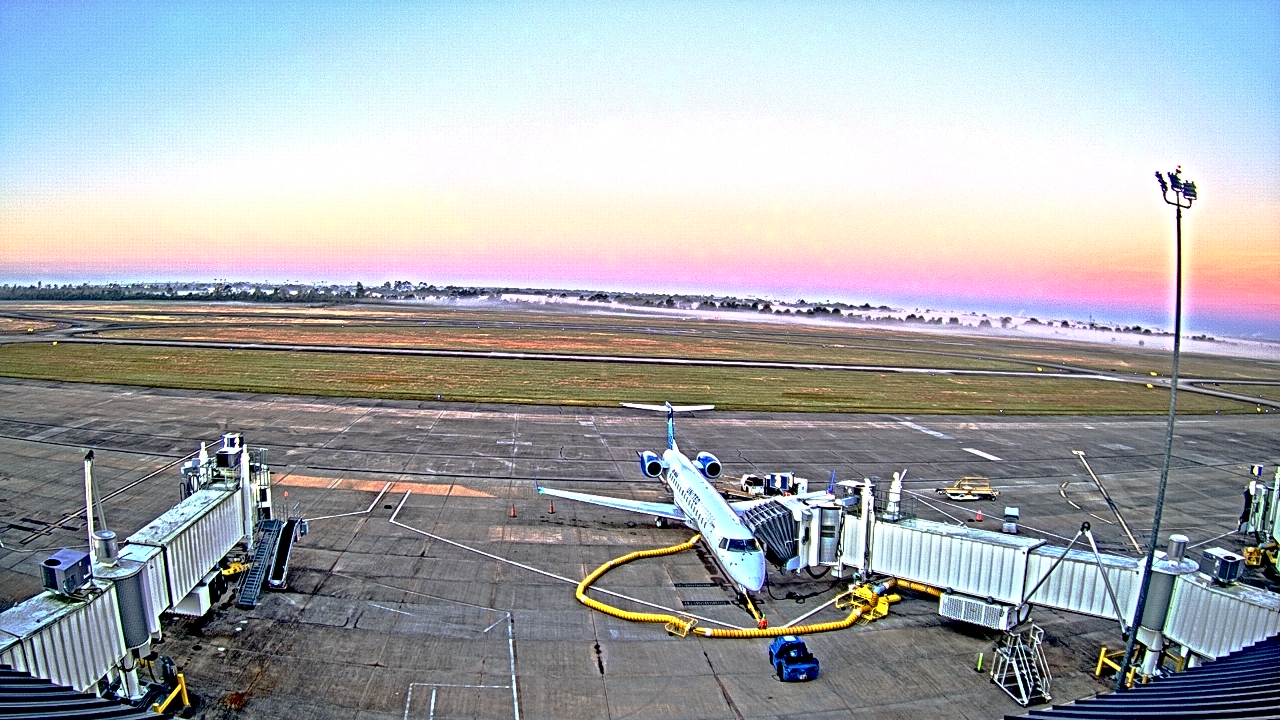 Thumbnail for current weather camera view from Lake Charles Rgnl Arpt terminal bldg in Lake Charles, Louisiana