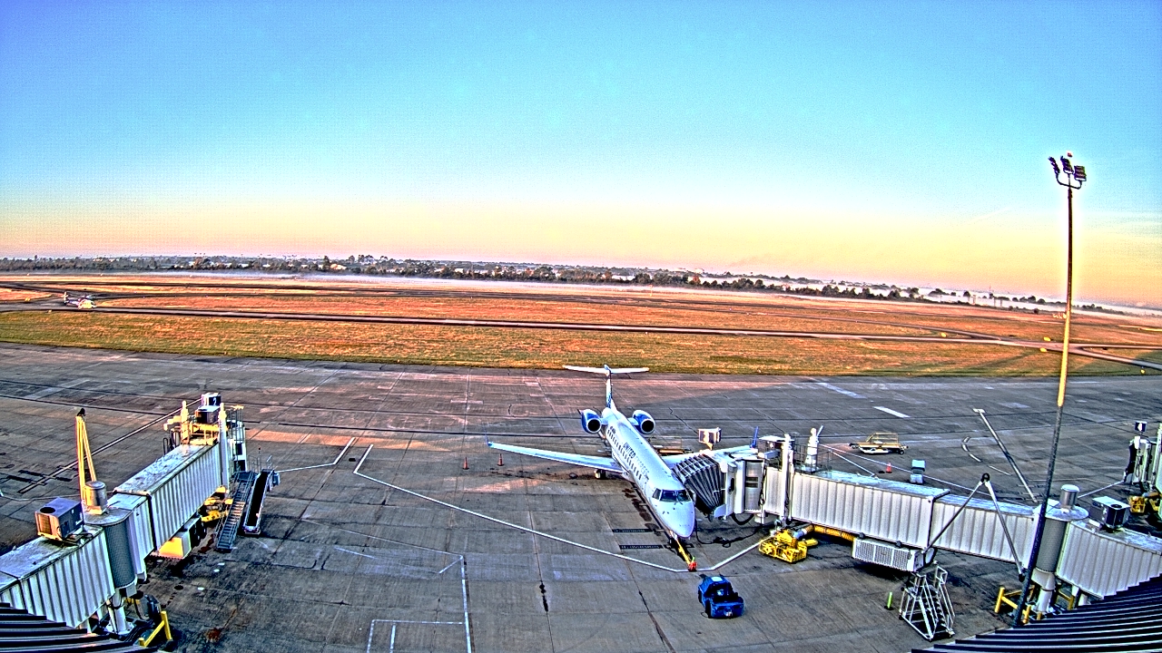 Thumbnail for current weather camera view from Lake Charles Rgnl Arpt terminal bldg in Lake Charles, Louisiana