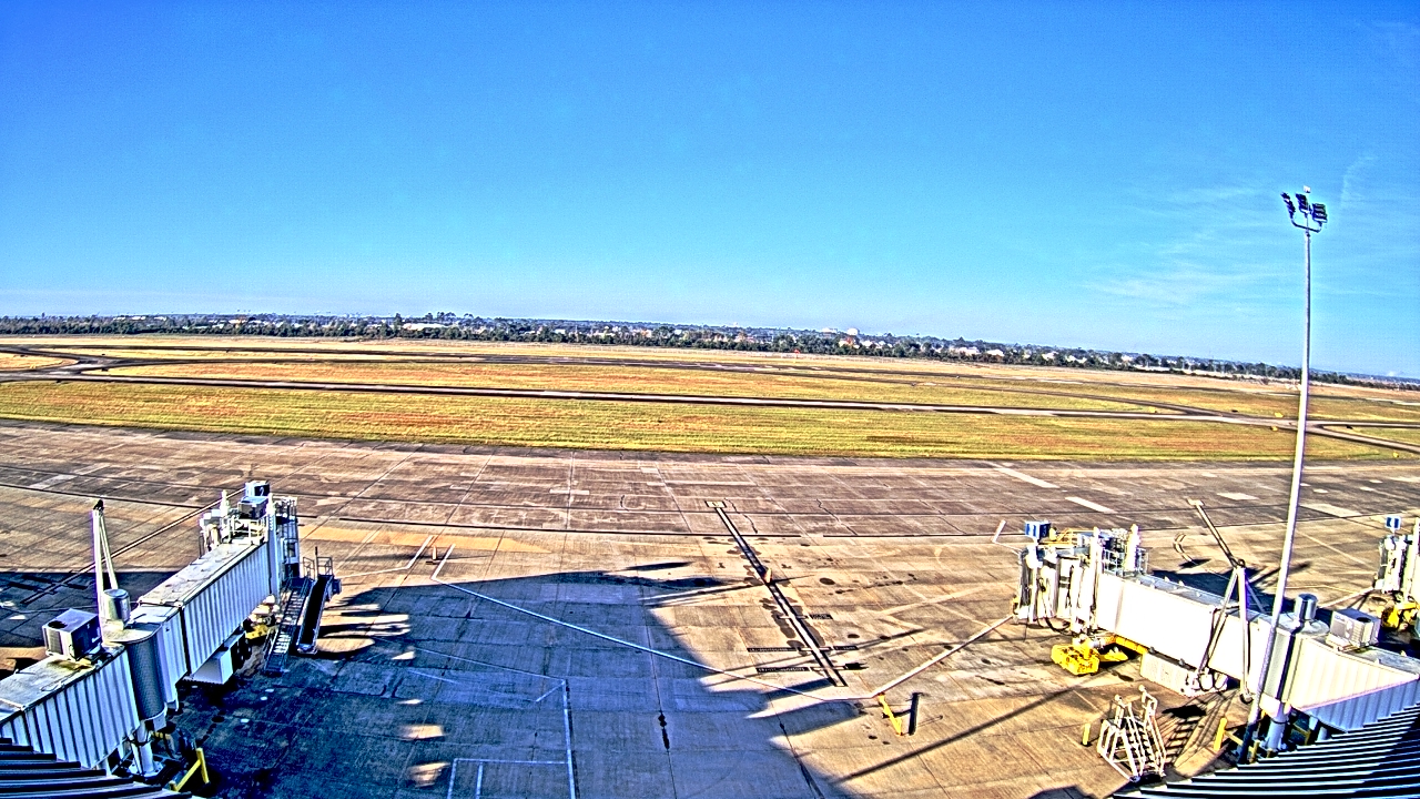 Thumbnail for current weather camera view from Lake Charles Rgnl Arpt terminal bldg in Lake Charles, Louisiana