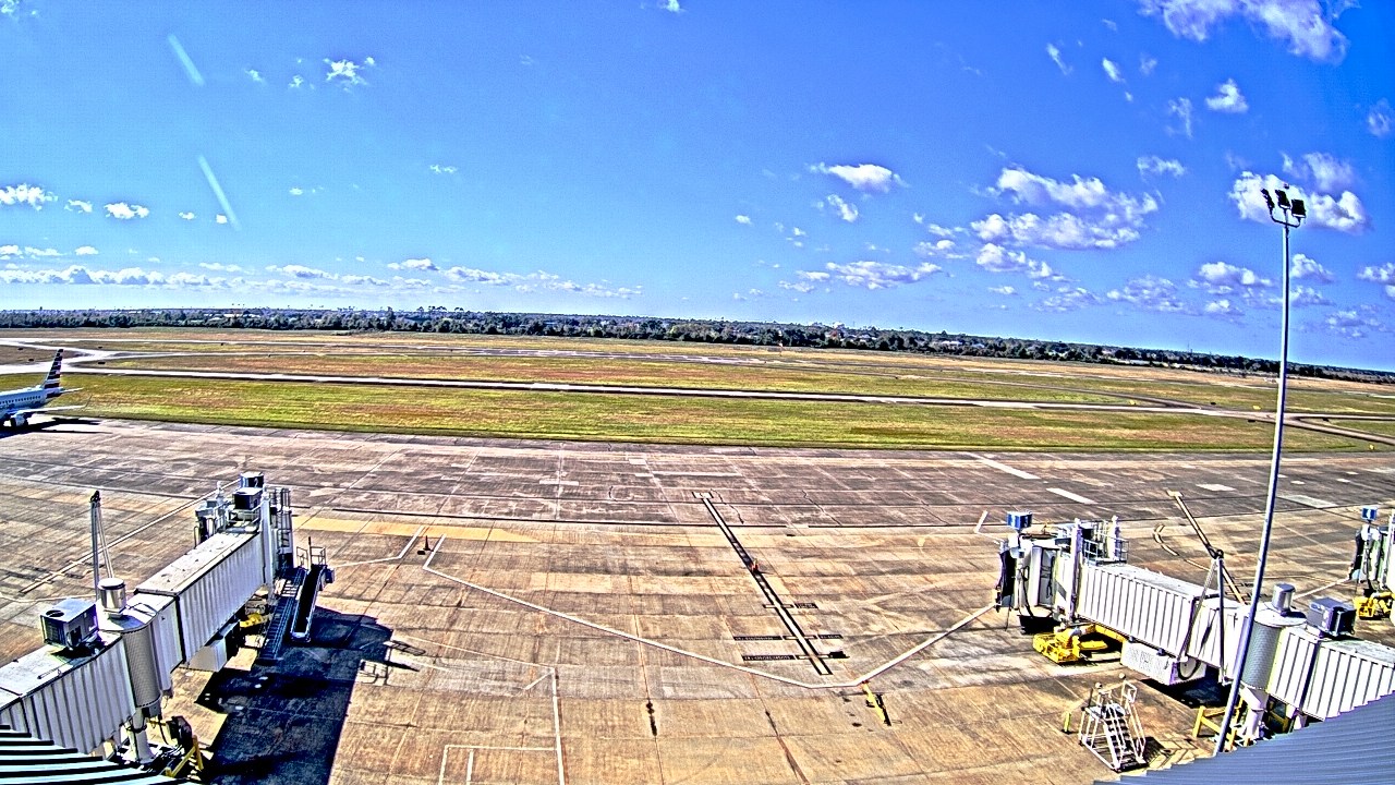 Thumbnail for current weather camera view from Lake Charles Rgnl Arpt terminal bldg in Lake Charles, Louisiana