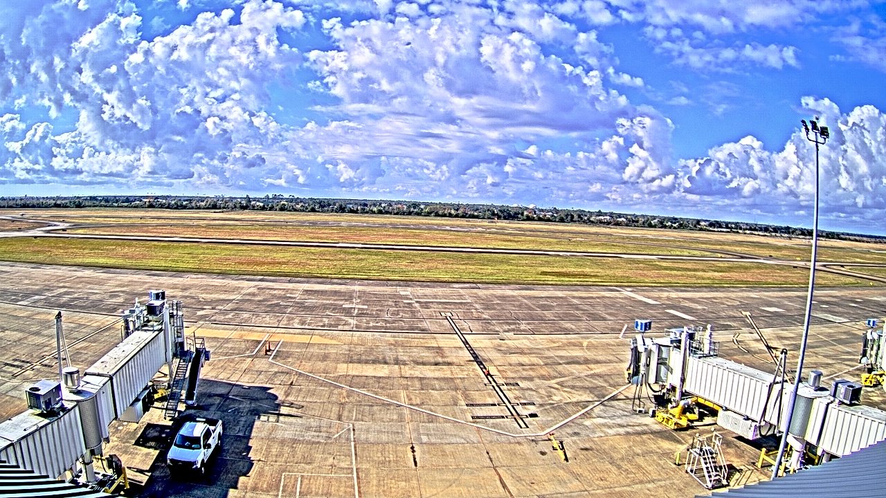 Thumbnail for current weather camera view from Lake Charles Rgnl Arpt terminal bldg in Lake Charles, Louisiana