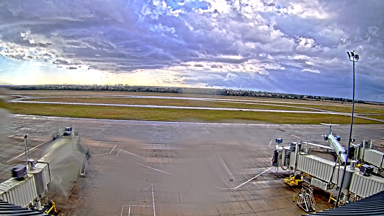 Thumbnail for current weather camera view from Lake Charles Rgnl Arpt terminal bldg in Lake Charles, Louisiana