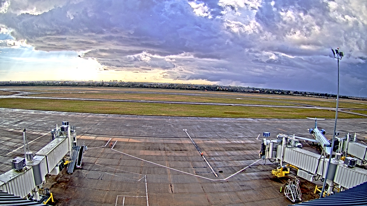 Thumbnail for current weather camera view from Lake Charles Rgnl Arpt terminal bldg in Lake Charles, Louisiana