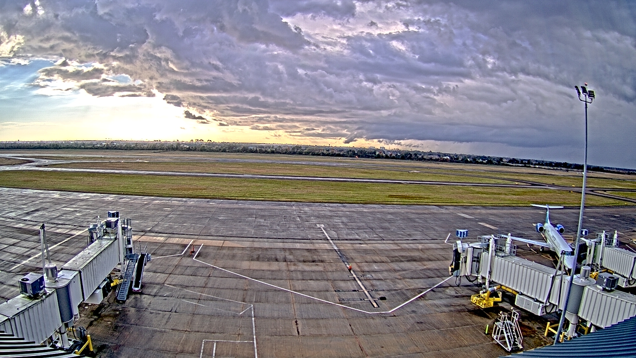 Thumbnail for current weather camera view from Lake Charles Rgnl Arpt terminal bldg in Lake Charles, Louisiana