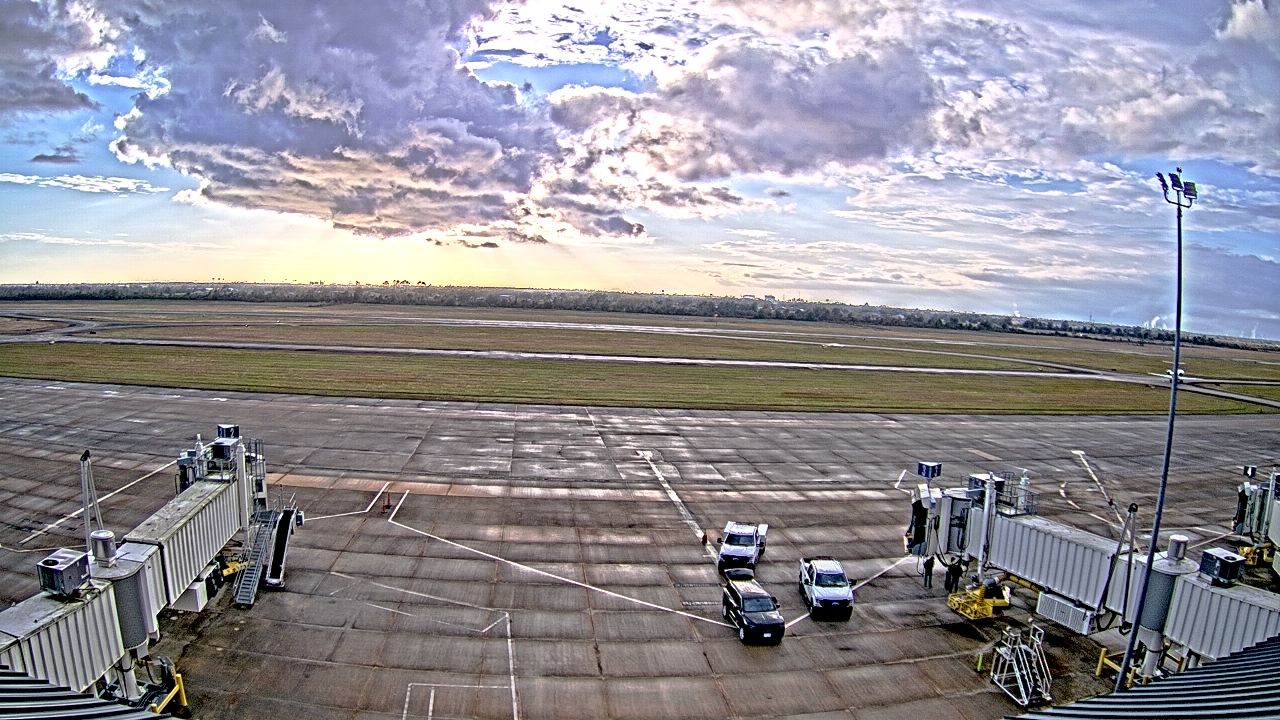 Thumbnail for current weather camera view from Lake Charles Rgnl Arpt terminal bldg in Lake Charles, Louisiana