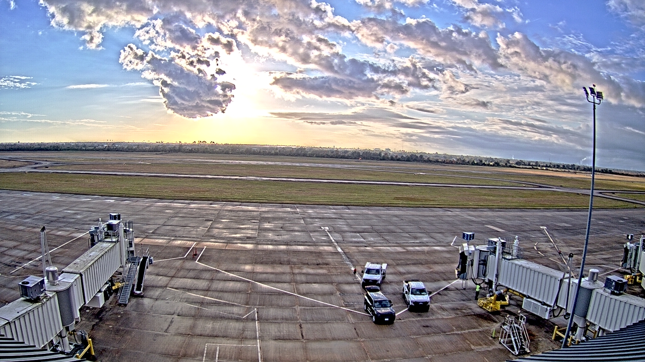 Thumbnail for current weather camera view from Lake Charles Rgnl Arpt terminal bldg in Lake Charles, Louisiana
