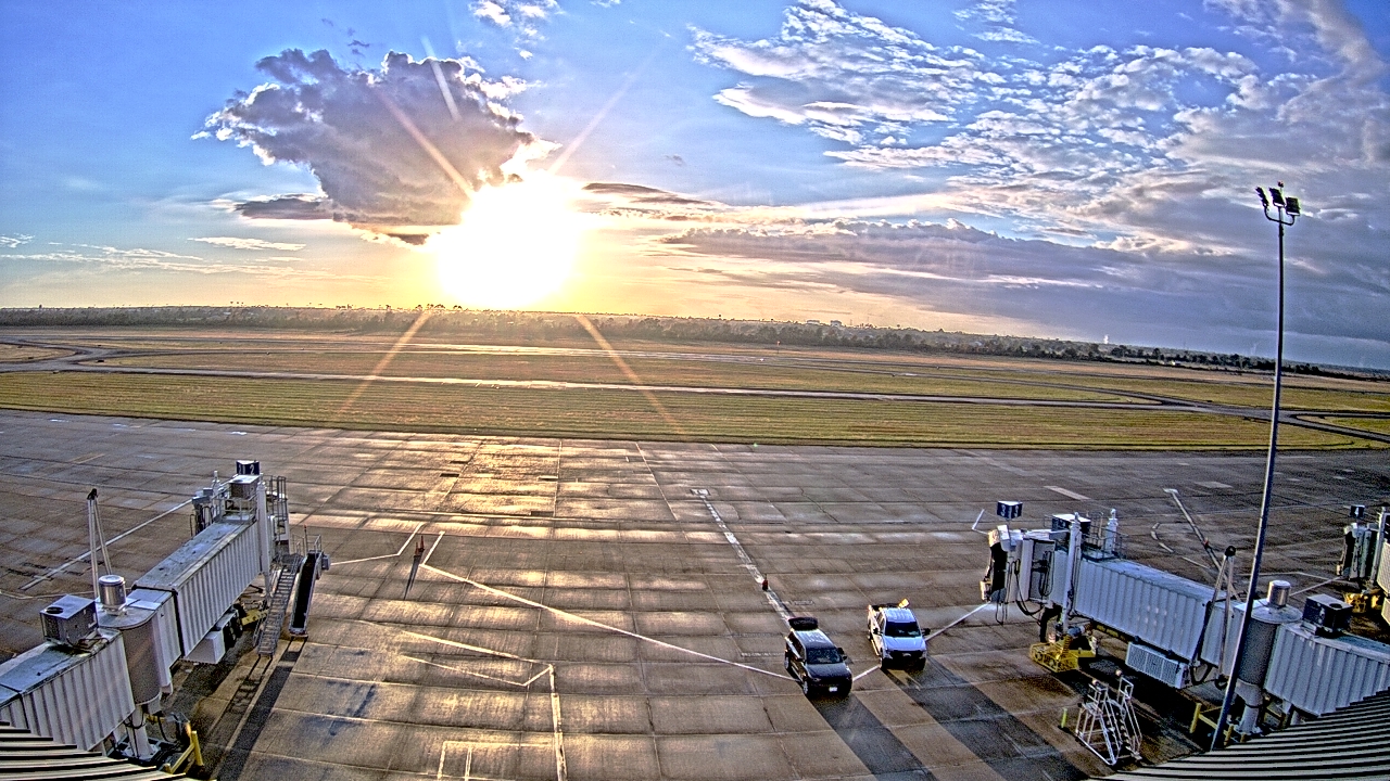 Thumbnail for current weather camera view from Lake Charles Rgnl Arpt terminal bldg in Lake Charles, Louisiana