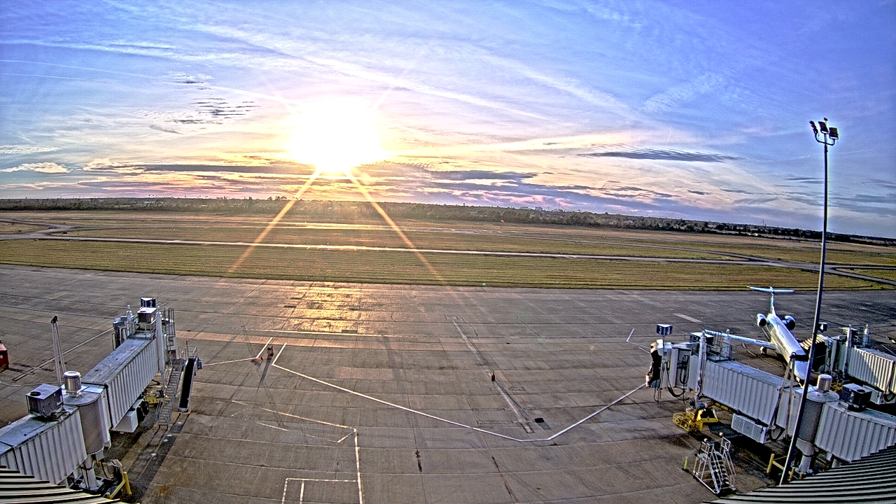 Thumbnail for current weather camera view from Lake Charles Rgnl Arpt terminal bldg in Lake Charles, Louisiana