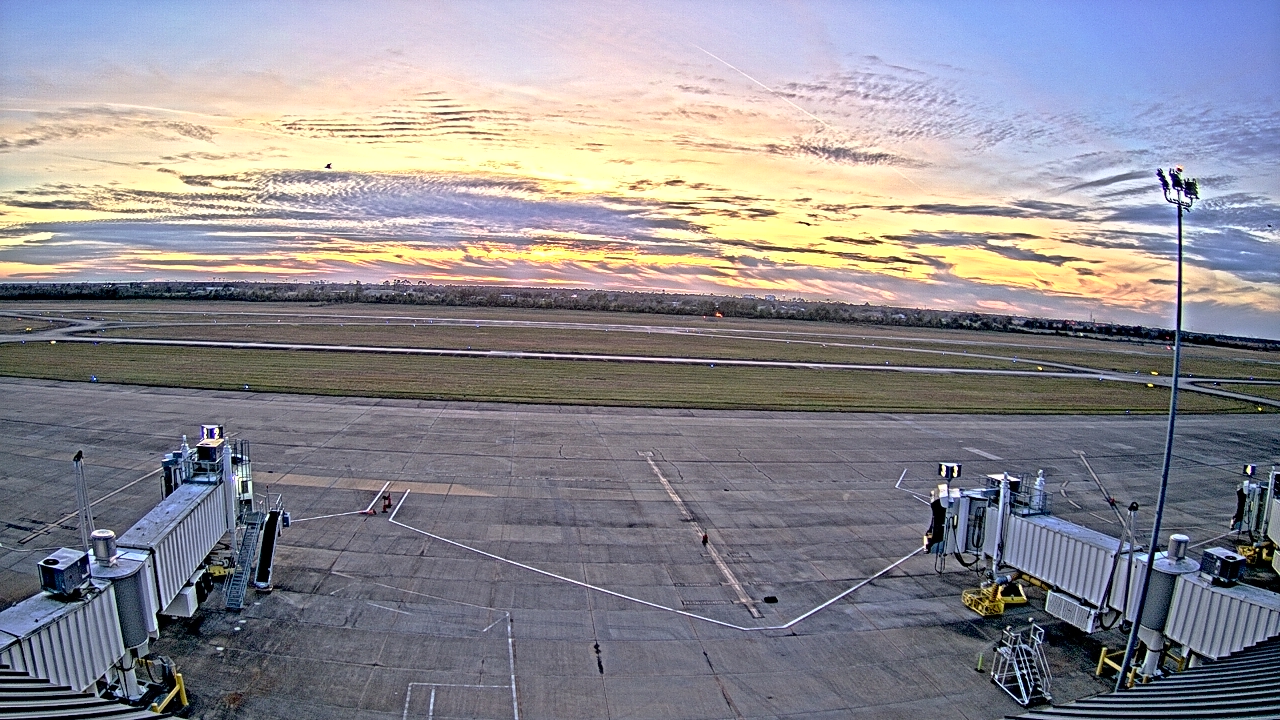 Thumbnail for current weather camera view from Lake Charles Rgnl Arpt terminal bldg in Lake Charles, Louisiana